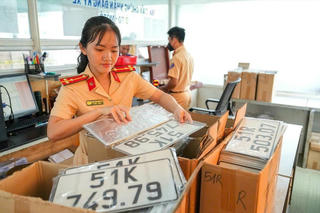 Hơn 1.000 biển số xe ô tô và xe máy đấu giá thành trong ngày đầu tiên của Phiên 7