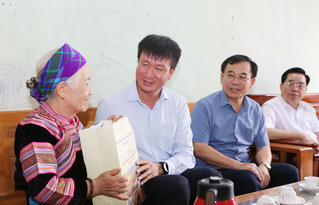 Chủ tịch tỉnh Lào Cai thăm, tặng quà các gia đình chính sách tại phường Cam Đường