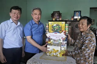 Phó Bí thư Thành ủy TP HCM thăm, tặng quà Mẹ Việt Nam Anh hùng và người có công 