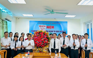 Phó Bí thư Thường trực Tỉnh ủy Hà Tĩnh chúc mừng Ngày truyền thống Thi hành án dân sự 