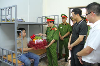 Một cán bộ công an bị gãy xương sườn khi trấn áp tội phạm ma túy 