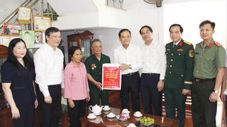 Trưởng Ban Chính sách, Chiến lược Trung ương Trần Lưu Quang thăm, tặng quà các gia đình chính sách tại Lào Cai