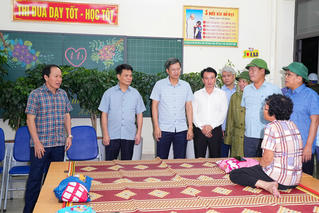 Lãnh đạo thành phố Hải Phòng thăm hỏi Nhân dân tại nơi tạm lãnh trú bão số 3