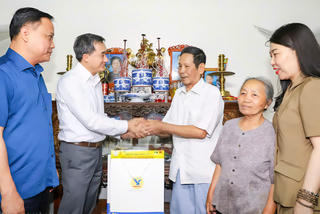 Thứ trưởng Bộ Y tế Trần Văn Thuấn thăm, tặng quà các gia đình chính sách tại Hưng Yên