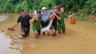 Sản phụ chuyển dạ được công an xã đẩy thuyền trên bùn đất đến trạm y tế sinh con khoẻ mạnh