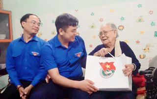 Cảm động bữa cơm của cán bộ Đoàn tại nhà Mẹ Việt Nam anh hùng ở Gia Lai