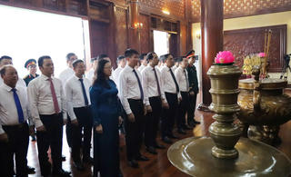 Lãnh đạo tỉnh Lào Cai dâng hương tưởng niệm Chủ tịch Hồ Chí Minh và các anh hùng liệt sĩ