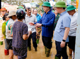 Phó Thủ tướng Mai Văn Chính thăm hỏi, động viên người dân vùng lũ ở Nghệ An