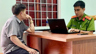 Tài xế ô tô nghi say xỉn lao vào xe hàng, gây phẫn nộ trên mạng xã hội