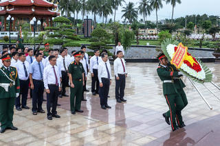 Lãnh đạo TP Đà Nẵng dâng hương tưởng niệm các anh hùng liệt sĩ 