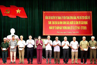 Phó Chủ tịch QH Nguyễn Thị Thanh thăm, tặng quà người có công với cách mạng tại Ninh Bình 