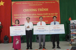 TP HCM trao tặng sách, thiết bị học tập và học bổng cho học sinh tại đặc khu Côn Đảo