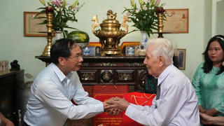 Phó Thủ tướng Chính phủ Bùi Thanh Sơn thăm, tặng quà các gia đình chính sách tại TP Huế