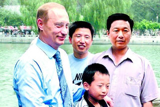 Hãng tin Nga tìm kiếm cậu bé từng chụp ảnh cùng Tổng thống Putin cách đây 25 năm