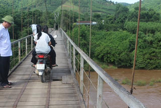 Cầu treo hết hạn sử dụng, người dân 'nín thở' qua sông Gianh mỗi ngày