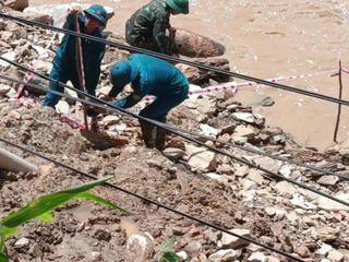 Lũ rút, lộ quả bom khủng bên sông ngay gần đường quốc lộ