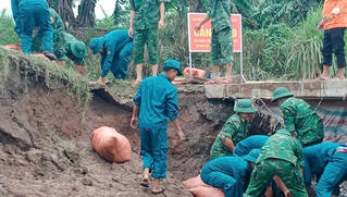 Bộ đội biên phòng Quảng Trị giúp người dân vùng biên khắc phục hậu quả mưa lũ