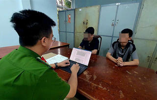 Khởi tố 2 thanh, thiếu niên mang hung khí đi nhậu, đâm người trong đêm