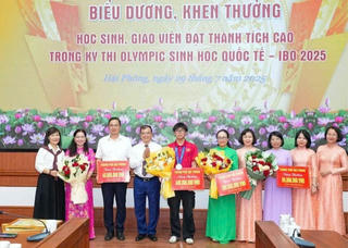 Hải Phòng thưởng 'nóng' 400 triệu đồng cho học sinh đoạt huy chương bạc Olympic Sinh học quốc tế
