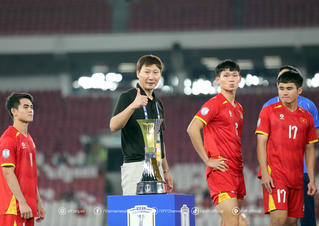 Hành động lạ của HLV Kim Sang Sik trong trận chung kết Giải U23 Đông Nam Á 2025