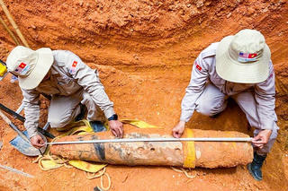 Xử lý quả bom nặng 227kg còn nguyên ngòi nổ tại công trường nhà ga T2 sân bay Đồng Hới