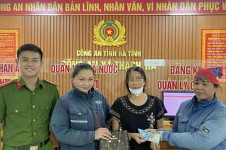 2 nữ công nhân trả lại tiền cho người đánh rơi