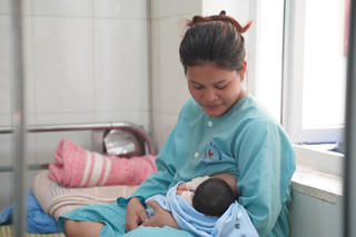 Nuôi trẻ hoàn toàn bằng sữa mẹ để bảo vệ môi trường
