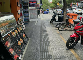 TP HCM tạm dừng thu phí sử dụng vỉa hè