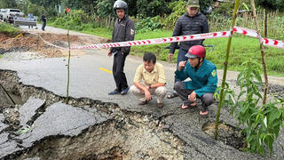 Sau mưa lớn, Quốc lộ 40B sụt lún nghiêm trọng 