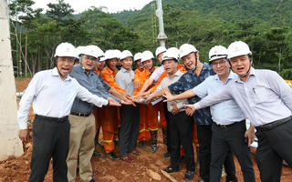 Động viên lực lượng tiếp sức thi công trên công trường đường dây 500 kV Lào Cai - Vĩnh Yên