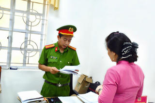 Khởi tố 'bảo mẫu' ở Quảng Ngãi bạo hành bé trai 14 tháng tuổi