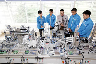 Hướng nghiệp sớm cho học sinh THPT: Giúp thế hệ tương lai không chọn sai ngã rẽ cuộc đời