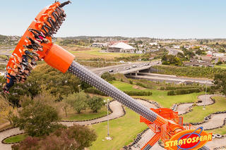 Trò chơi 'Vòng quay 360 độ' bất ngờ gãy làm đôi giữa không trung ở Ả Rập Xê Út