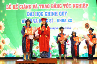Trường Đại học Cửu Long Trao bằng tốt nghiệp cho 227 tân kỹ sư, dược sĩ