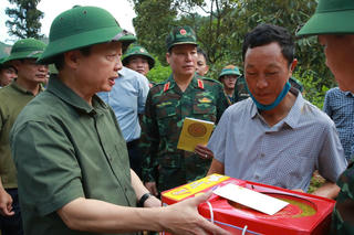 Phó Thủ tướng Trần Hồng Hà thăm hỏi, động viên người dân bị thiệt hại do lũ quét, sạt lở đất tại Điện Biên