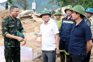 Phó Thủ tướng Lê Thành Long thăm hỏi người dân vùng mưa lũ Sơn La