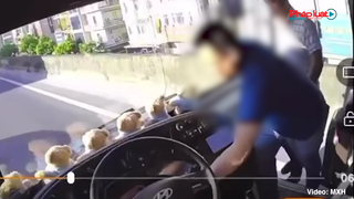 Hà Nội: Người đàn ông lao lên xe khách giữa cao tốc, rút chìa khóa rồi bỏ đi