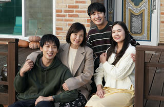 Phim 'Mang mẹ đi bỏ' vượt mốc 80 tỷ, đánh bại 'Conan Movie 28'