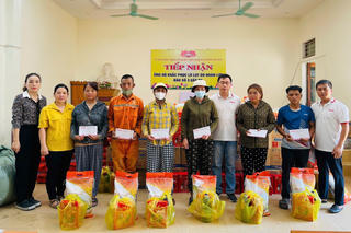 Báo Pháp luật Việt Nam trao quà đến người dân tâm lũ Tương Dương