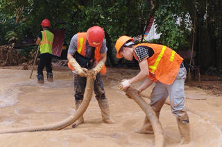 Bùn lại trào lên ngõ phố ở Hà Nội trong đêm, MRB 'nói' thế nào?