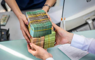 Thủ tướng yêu cầu thí điểm gỡ bỏ biện pháp giao chỉ tiêu tăng trưởng tín dụng 