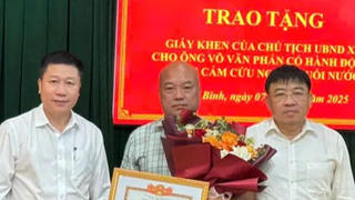Người đàn ông dũng cảm cứu 2 học sinh bị sóng cuốn ở biển Hội Tiến