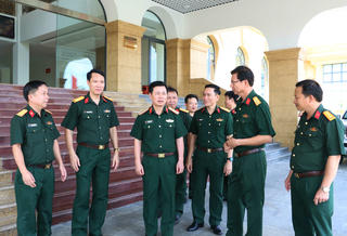 Trung tướng Đỗ Xuân Tụng thăm, làm việc tại Bộ CHQS TP Huế