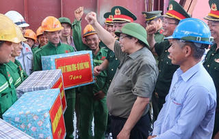 Thủ tướng kiểm tra tiến độ cầu Phong Châu, chỉ đạo triển khai tuyến cao tốc mới tại Phú Thọ