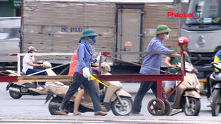 Hà Nội: Cảnh báo tình trạng phương tiện giao thông cố tình vượt rào chắn đường sắt