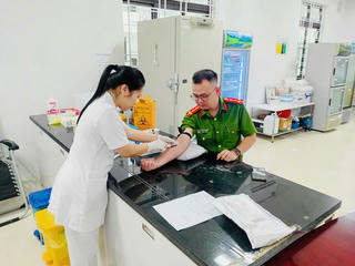 Đại uý Công an kịp thời hiến máu cứu bệnh nhân nguy kịch