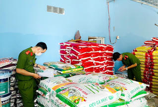 Phát hiện 77 tấn sản phẩm nông nghiệp không rõ nguồn gốc