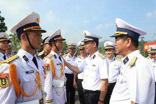 Chính ủy Hải quân thăm, động viên lực lượng luyện tập diễu binh, diễu hành kỷ niệm Quốc khánh 2/9