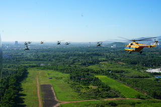 Theo cánh trực thăng bay huấn luyện kéo Cờ Tổ quốc hướng về Ngày hội non sông 
