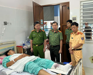 Chạy quá tốc độ còn tông gãy chân CSGT